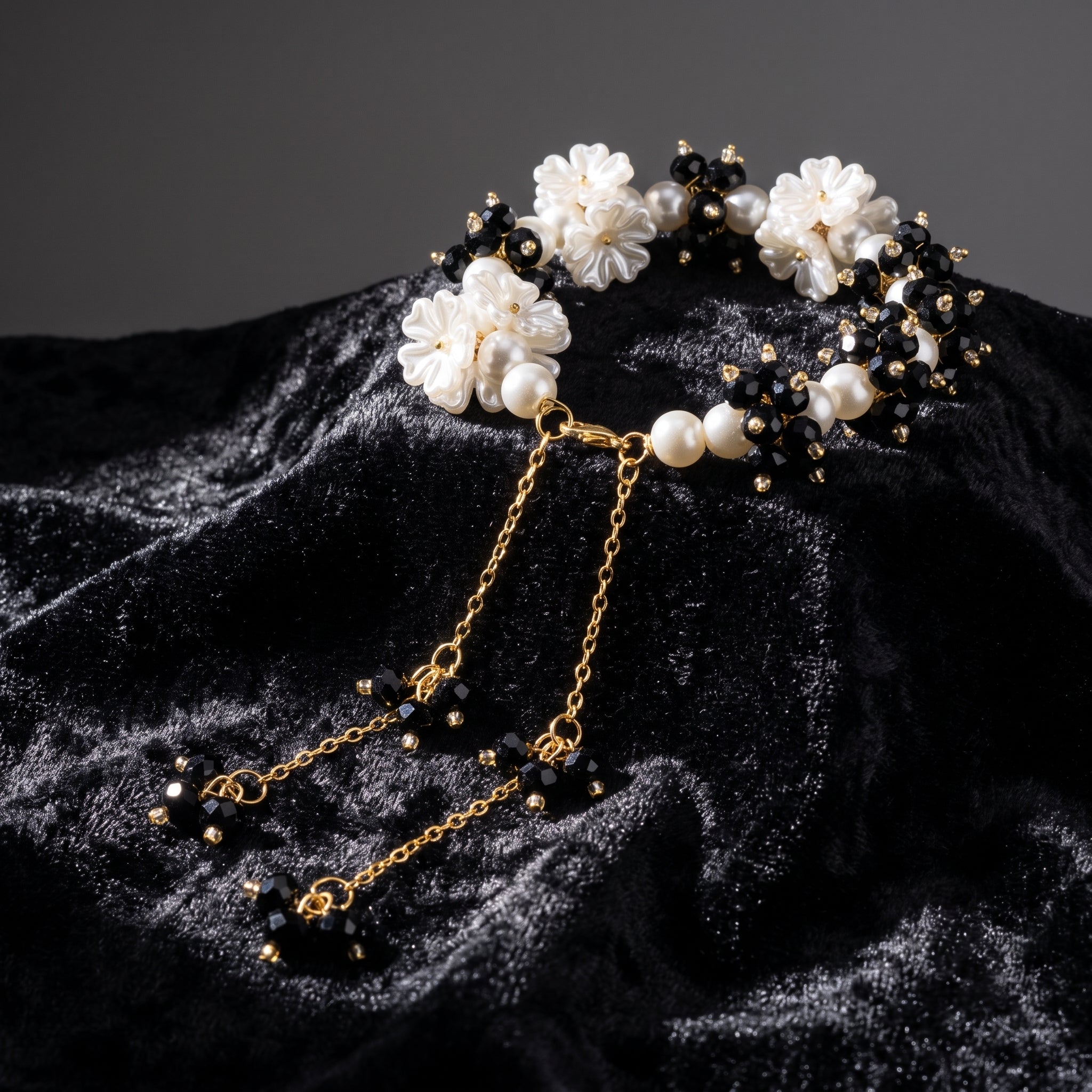 Monochrome Chic Pearl Bracelet