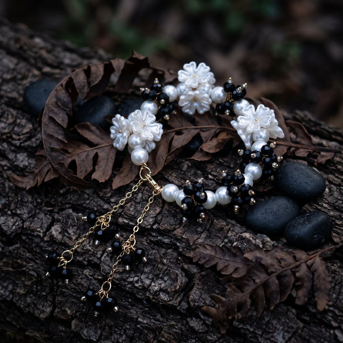 Monochrome Chic Pearl Bracelet