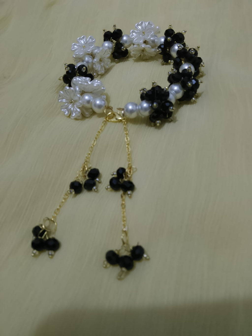 Monochrome Chic Pearl Bracelet