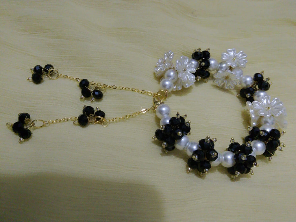 Monochrome Chic Pearl Bracelet