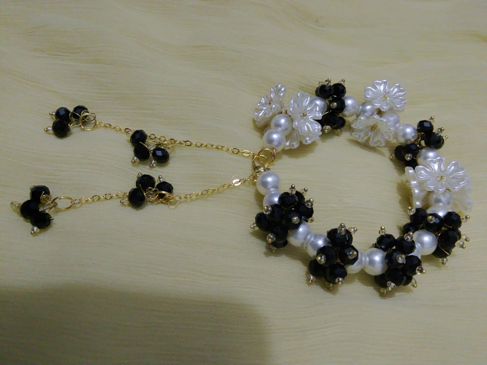 Monochrome Chic Pearl Bracelet