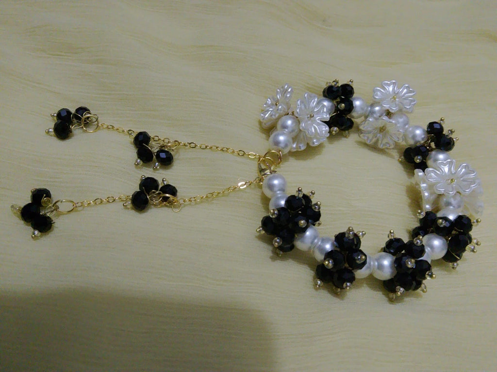 Monochrome Chic Pearl Bracelet