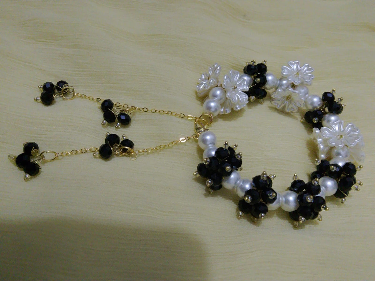 Monochrome Chic Pearl Bracelet